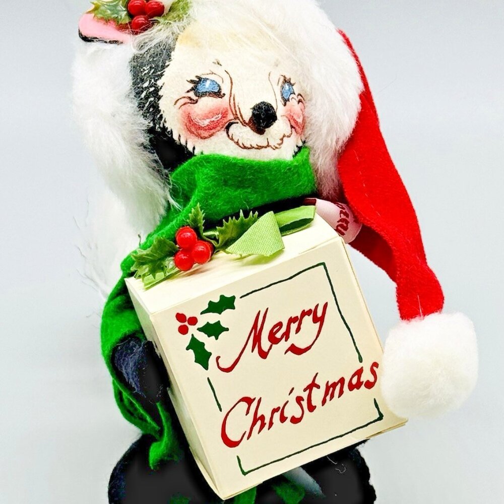 Annalee Santa Skunk Merry Christmas Present 1992 Made in USA 7 inch